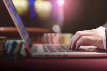 BL5558-58L Live Casino - Tham gia những bàn chơi dealer thật đầy sôi động Một dealer chuyên nghiệp chào đón người chơi tại bàn roulette, gợi lên cảm giác casino trực tiếp chân thực trên BL5558-58L.