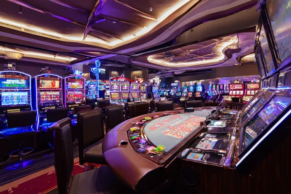 BL5558-58L Live Games - Hòa mình vào nhịp chơi casino sôi động Vòng roulette phát sáng với chip đổ xuống, tượng trưng cho các trò chơi live và instant win trên BL5558-58L.