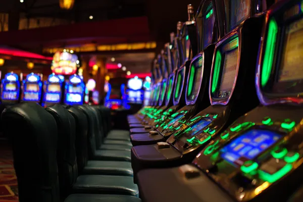 Một cô gái trong bộ váy xanh sang trọng đứng cạnh vòng roulette, gợi lên bầu không khí casino cao cấp của BL5558-58L.