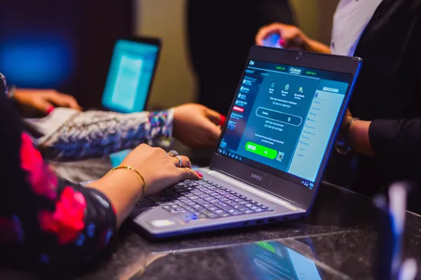 BL5558-58L Login - Truy cập tài khoản an toàn ngay lập tức Một dealer tự tin giữa các chip casino mời người chơi truy cập tài khoản BL5558-58L, thể hiện quy trình đăng nhập nhanh chóng.